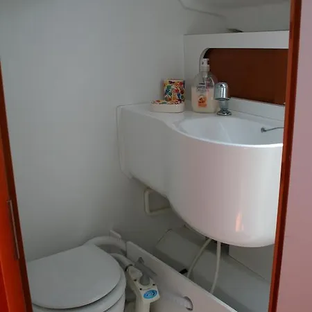 Merak On The Water Botel