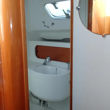Botel Merak On The Water *