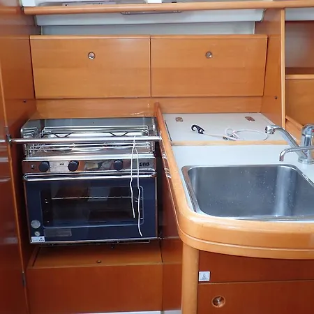 Merak On The Water Botel *